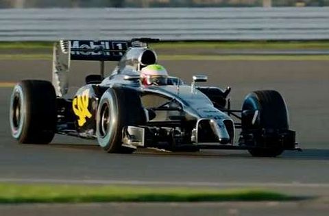 En la imagen, el nuevo McLaren-Honda, durante los ensayos en el circuito britnico de Silverstone. 