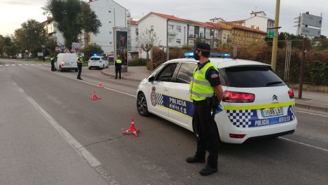 Control conjunto de movilidad efectuado por agentes de las  policas locales de Avils y Castrilln en Races, uno de los lmites entre ambos concejos