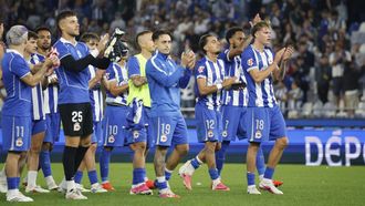 Los futbolistas del D�por aplauden a la hinchada al t�rmino del partido