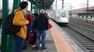 Viajeros esperando la llegada de un tren Avril en Vilagarc�a, hasta ahora utilizados �nicamente en los trayectos hacia Madrid, en una imagen de archivo. 