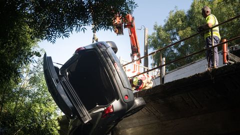 El coche que cay al ro Coroo el pasado 6 de agosto.