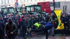 En directo:�cientos de tractores bloquean Bruselas mientras se re�nen los l�deres de la UE