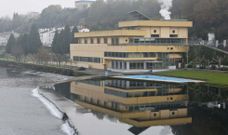 <span lang= es-es >Seiscientos metros m�s para un gimnasio en dos alturas</span>. La reforma interior del edificio del club supone ampliar los actuales 450 metros de gimnasio, en 600 metros m�s. Seg�n el proyecto, 450 estar�n en la planta superior de las actuales instalaciones de ejercicio, en la que actualmente hay una terraza. El acabado final ser� similar al de la cafeter�a de la vieja c�rcel, con cristaleras. La cafeter�a tendr� que cambiar de ubicaci�n. Ganar� en espacio en su futuro emplazamiento, en la entrada principal, pero perder� las actuales vistas. 