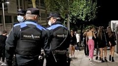 En una imagen de archivo, polic�as locales de Santiago durante un operativo de control de la movida nocturna
