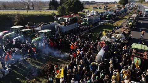 Los ganaderos franceses llevan varios d�as cortando carreteras y autopistas
