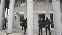 Agentes de la Polic�a Nacional, en el exterior de los juzgados de A Parda