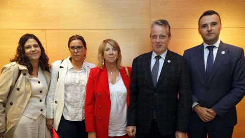 De izquierda a derecha: Las diputadas socialistas en la Junta General del Principado de Asturias, Alba Álvarez y Lidia Fernández, la vicepresidenta de la Junta General del Principado de Asturias, Celia Fernández, el consejero de Medio Rural, Marcelino Marcos, y el consejero de Hacienda, Guillermo Pérez, en la comida ofrecida después de los Encuentros en el Eo, celebrados en Viveiro