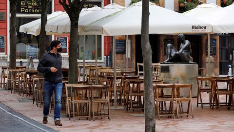 una terraza vaca en el centro de Oviedo 