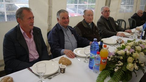 Marcelino Bretal, segundo por la izquierda, junto al excalde de Touro en el homenaje que le ofrecieron trescientos feligreses en septiembre del 2015