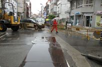 Las vallas volvieron ayer a cerrar la calle al tr�fico para permitir continuar con las obras. 