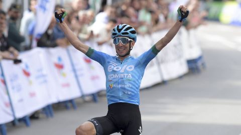 Lorenzo Fortunato celebra su victoria en la segunda etapa de la Vuelta a Asturias
