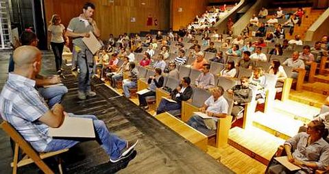 El auditorio municipal dio cabida a una de las pruebas que se organizaron para seleccionar al personal de limpieza de playas.