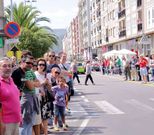 Los vecinos se agolparon en la avenida de la Constituci�n para presenciar el recorrido.