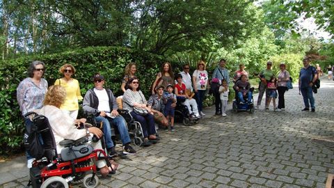 Asociados y voluntarios de Asempa durante una visita al bot�nico de Gij�n