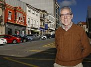 <span lang= es-es >De ni�o</span>. Carlos Puga Trig�s, en una imagen de peque�o. Desde el sur ourensano de Lobios, donde transcurri� su primera infancia, pasar�a despu�s a vivir en Vilagarc�a, para terminar �anclado� en Carballo. La calle Cervantes (imagen superior) tiene para �l gran simbolismo, en gran medida porque esa fue su primera parada -ya que ah� estaba la casa familiar de la que ser�a su mujer (en la fotograf�a, la vivienda roja)-, pero tambi�n marcar�a su ejercicio profesional (Asesor�a Cervantes). 