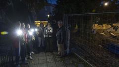 Los vecinos de Garc�a Lorca deben utilizar linternas para caminar por la calle durante la noche para no tropezar con el material de las obras