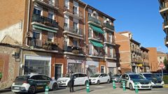 La Guardia Civil en el edificio donde fue asesinada la mujer de Torrijos.