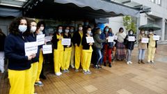 Concentraci�n de trabajadores ante la residencia de mayores de Campolongo, en Pontevedra
