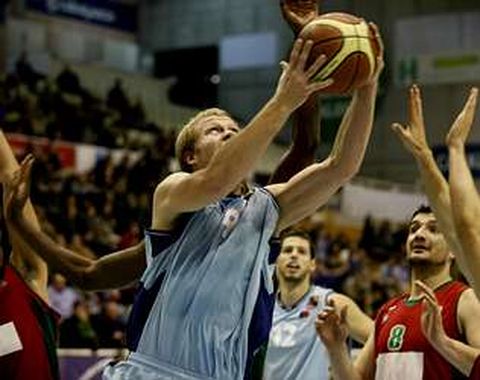 Joe Krabbenhoft deja una bandeja en medio de la defensa del Granada.