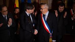 El alcalde de Perpi��n, Jean-Marc Pujol, de origen catal�n y que comulga con la causa independentista, saluda a Puigdemont 
