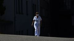 Una trabajadora con mascarilla, esta semana, en el Hospital Montecelo de Pontevedra