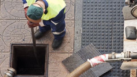Desatasco de una alcantarilla de la red municipal