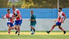 Jordan, rodeado por tres jugadores del Arousa en Burg�ns