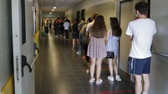 J�venes de 16 a 20 a�os de edad esperan turno en el Cl�nico tras ser citados para un cribado masivo que continuar� este viernes