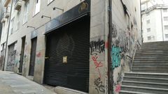 Fachada del pub Moscow, ya precintado por la Policia Local de Ourense