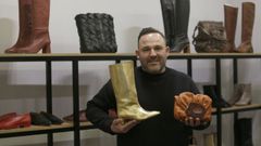Jorge P�rez Naya, propietario de la tienda de calzado y complementos Loyna de la calle de la Galera, en A Coru�a. 