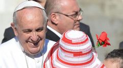 El papa Francisco hablando con sus fieles durante la audiencia p�blica de los mi�rcoles en la plaza de San Pedro del Vaticano. 