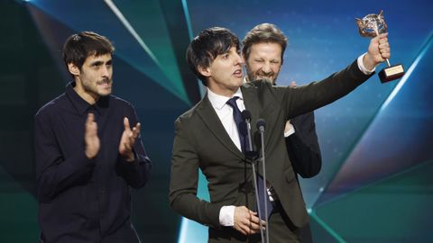 Los guionistas Diego San Jos�, Daniel Castro y Fernando Delgado-Hierro reciben el premio a mejor guion en serie