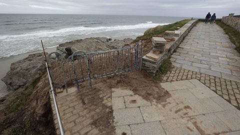 El acceso principal a la playa de San Bartolo, tras la demolici&oacute;n de estos d&iacute;as, era por donde se bajaba la imagen del santo en las fiestas parroquiales