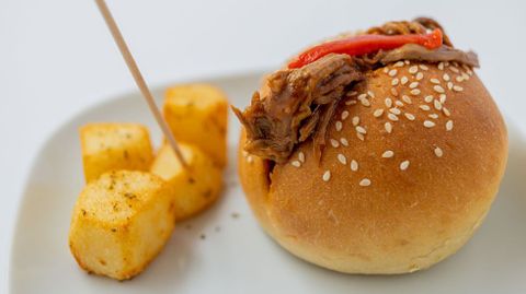 Bar O Noso Caf. Carne mechada en brioche artesn hidratado con Estrella Galicia