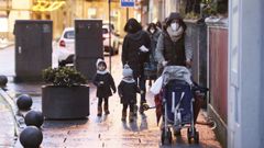 As de abrigada caminaba esta familia el 3 de enero a media tarde por viveirense plaza de Lugo