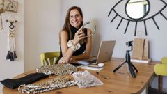 Aldara con alguno de sus productos de Miss Lya
