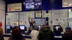 Una empleada de la administraci�n de Loteria de �Do�a Manolita� en la madrile�a calle Carmen, 22, coloca los n�meros correspondientes a los tres quintos premios del sorteo Extraordinario de la loter�a Navidad dotado con 60.000 euros a la serie cada uno, que ha vendido esta administraci�n. 