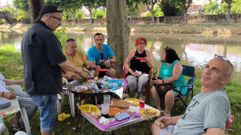 Uno de los grupos que acudieron a la comida en el Malec�n