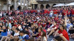Todos con la UD Ourense en la praza Maior.La pantalla gigante reuni� a un gran n�mero de seguidores para ver el partido de ascenso que se jugaba en Cuenca