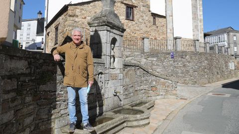 Luis, en la fuente de A Fonsagrada que da nombre al concello, situado a los pies de la iglesia