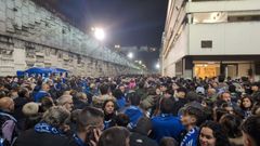 Colas en las puertas del Carlos Tartiere media hora antes de que comenzase el derbi