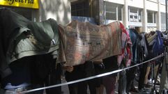 Alumnos del instituto Joan Fuster de Barcelona se tapan con chaquetas en protesta por el uso de su imagen por los medios de comunicaci�n.
