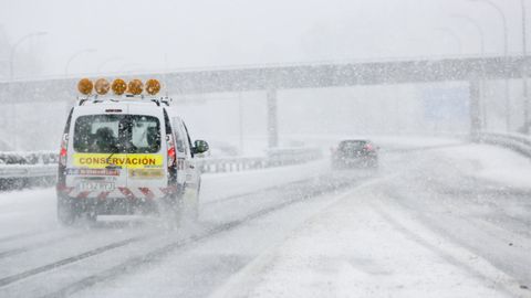 La nieve dificulta la circulacin por la autova A-6 en el entorno de los accesos a la carretera de A Fonsagrada. 