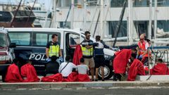 Llegada al puerto de Naos, en Arrecife, un grupo de 28 personas que navegaban en una patera rumbo a Lanzarote