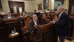 El portavoz del gobierno local Jos� Manuel Lage (de pie) dirigi�ndose al portavoz del BNG, Francisco Jorquera, en un pleno en Mar�a Pita