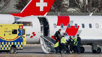 Un equipo m�dico traslada a un herido en una avi�n ambulancia.