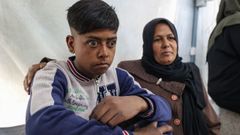 Un paciente adolescente espera en Jan Yunis ser evacuado por la Media Luna Roja por Rafah. HAITHAM IMAD efe