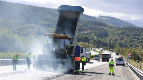 Obras de reasfaltado en la A-6 a la altura de Baralla