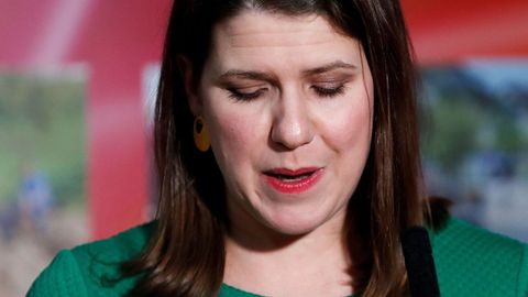 La debacle laborista se ha visto complementada con el decepcionante saldo de los liberal-demcratas, un partido que esperaba capitalizar el voto pro-UE con su controvertida promesa de revocar el brexit y que ha acabado viendo cmo su lder, Jo Swinson, perda su escao en el Parlamento