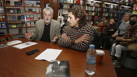 Manuel e Martio Rivas, padre e fillo, conversando este mrcores nunha ateigada librara Lume. 